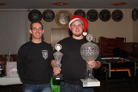 Der Gewinner des Weihnachtspokals: Holger Nitschke (rechts) mit Schützenmeister Oliver Lechner