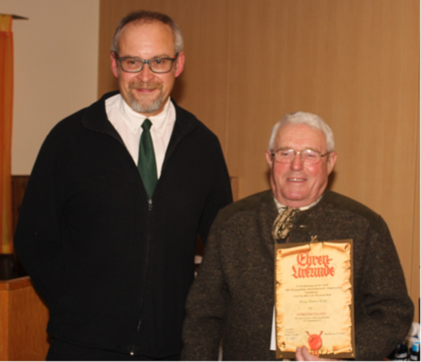 Von links: 1. Vorstand Herbert Nitschke mit dem neuen Ehrenmitglied des Schützenvereins Burgebrach